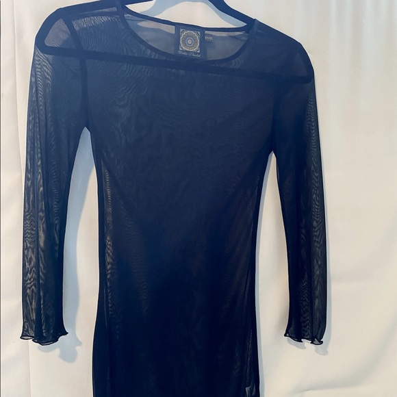 debbie shuchat Tops - 3/4 sleeve sheer netted tunic top - lettuce hem on arms & shirt bottom.